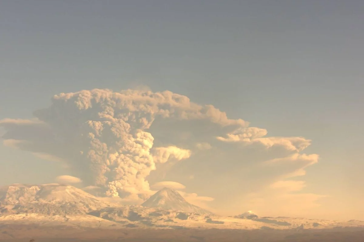 
        Камчатский вулкан Ключевской выбросил пепел на высоту 7 км    