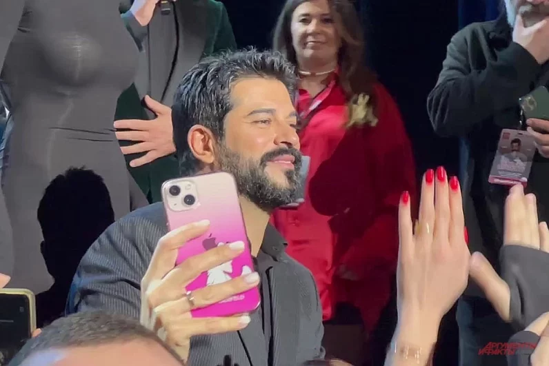 
        Воин &laquo;Великолепного века&raquo;. Бурак Озчивит увиделся с поклонницами в Москве    