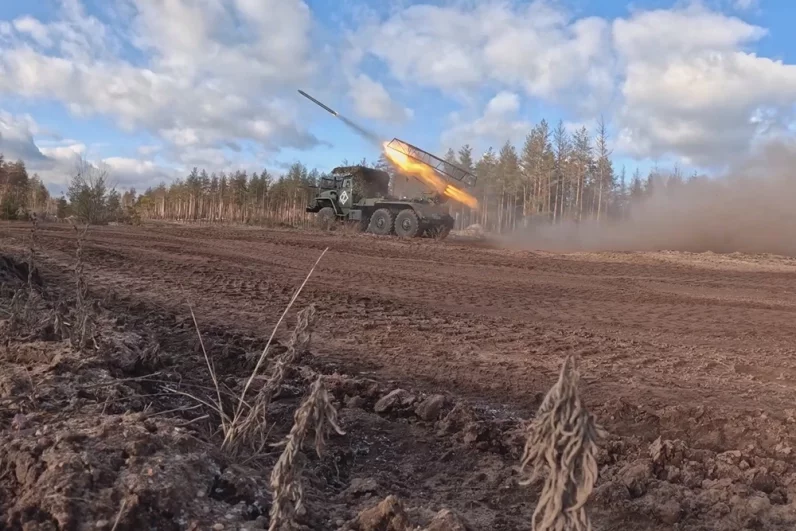 
        Кишка тонка. Нацисты остервенело рвутся на запад, чтобы их не убили русские    