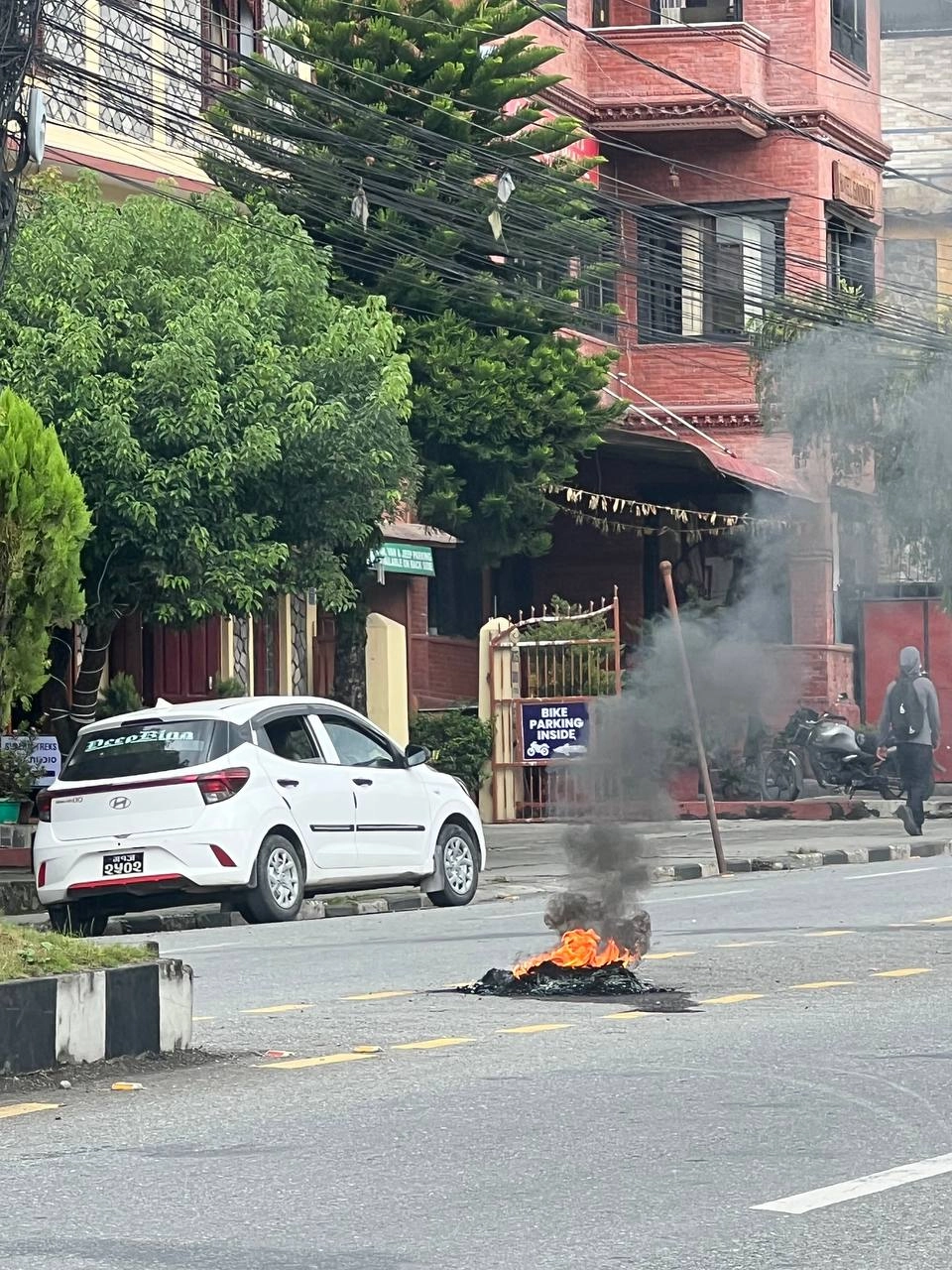 
        Пожары, мародерство. Российская туристка рассказала о беспорядках в Непале    