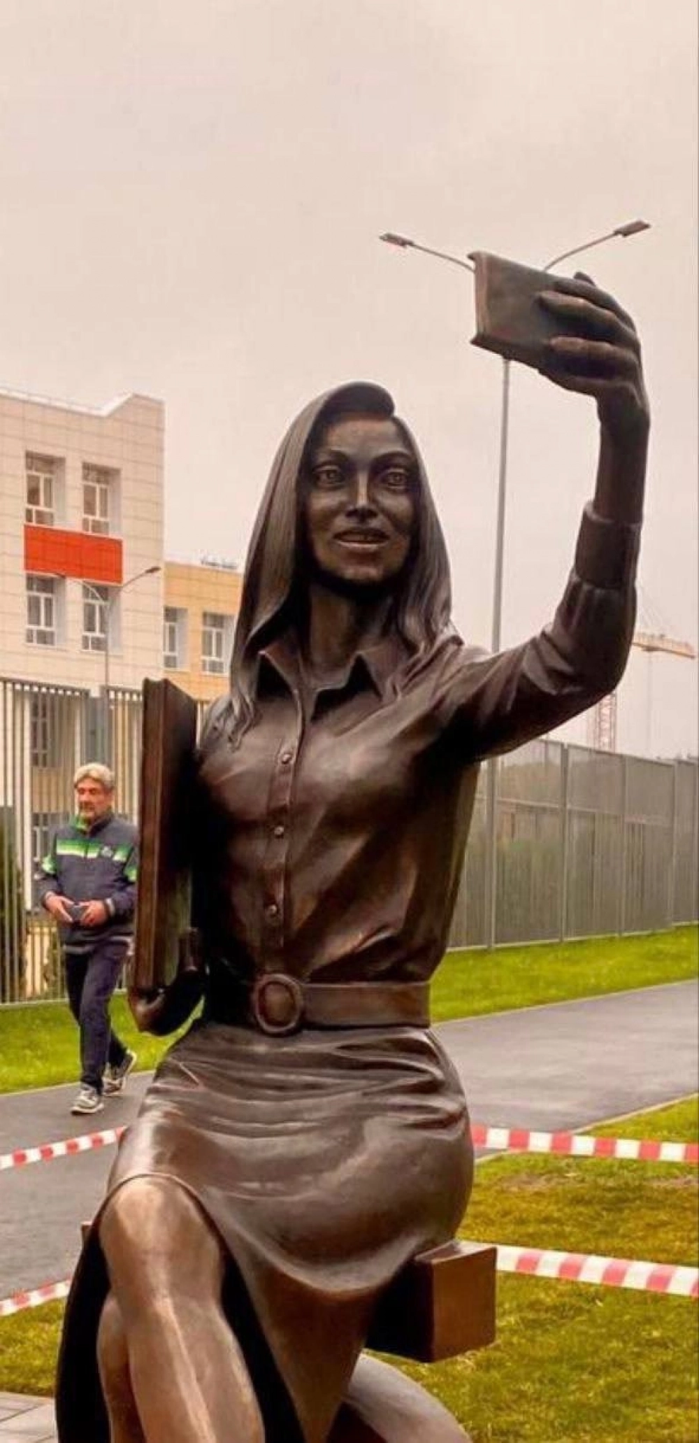 
        Пошлятина какая! В Дзержинском скандалят из-за памятника учительнице    