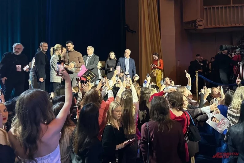 
        Воин &laquo;Великолепного века&raquo;. Бурак Озчивит увиделся с поклонницами в Москве    