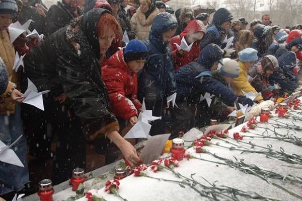 
        Ромео и Джульетта «Норд Оста». У могил влюблённых подростков — всегда цветы    