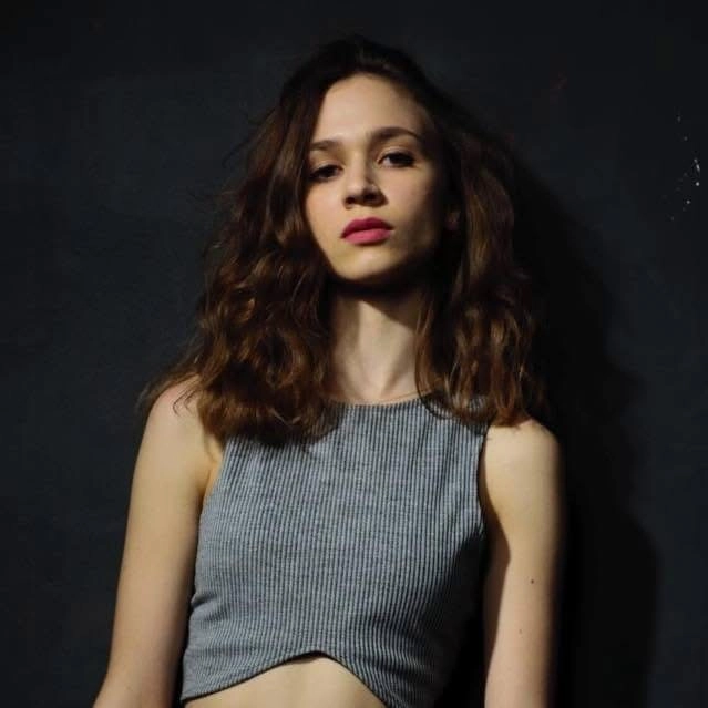 
        Боялась загрязнить душу. Девушка ела одни фрукты и умерла, похудев до 23 кг    