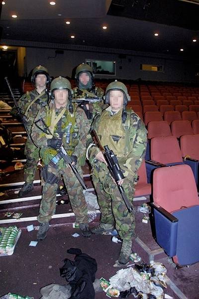 
        Ромео и Джульетта «Норд Оста». У могил влюблённых подростков — всегда цветы    