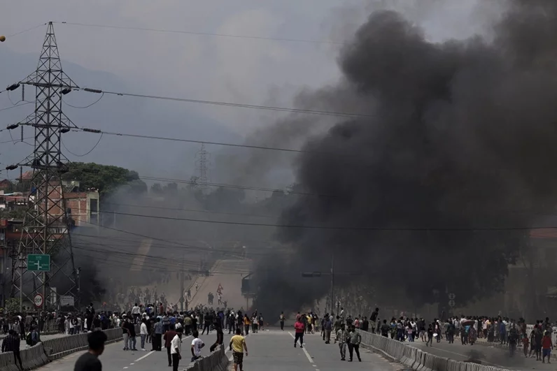 
        Пожары, мародерство. Российская туристка рассказала о беспорядках в Непале    