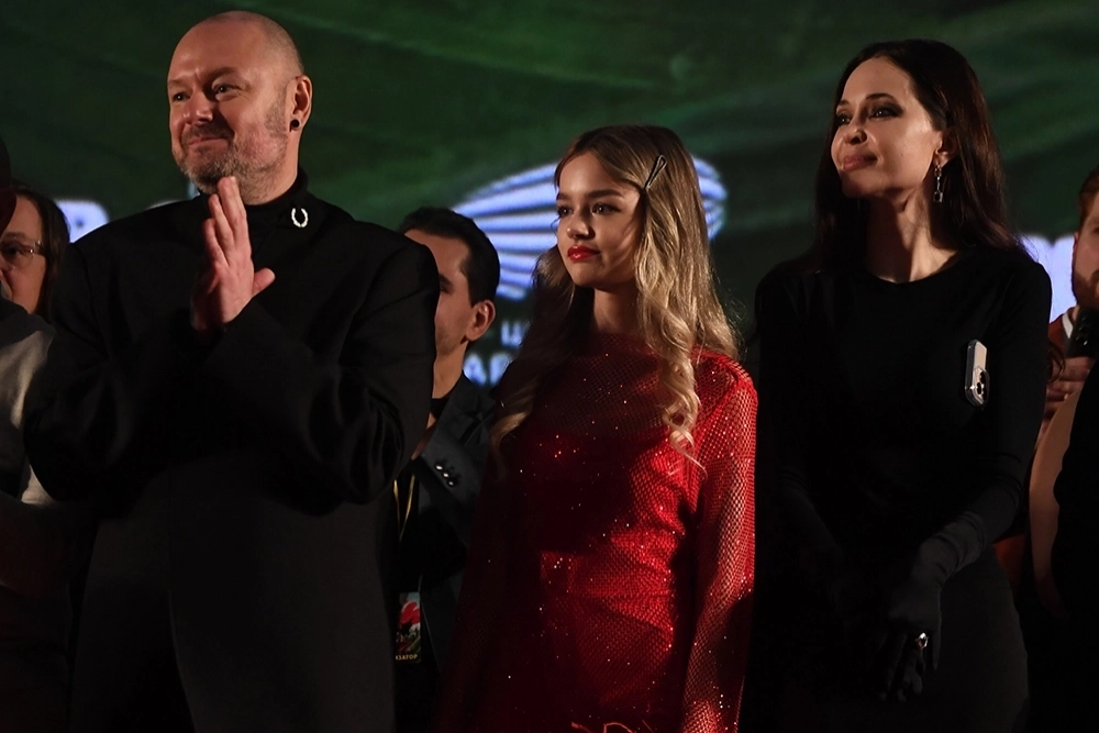 
        &laquo;Кто я?&raquo; 49-летний режиссер &laquo;Закрытой школы&raquo; вышел в свет с 18-летней женой    